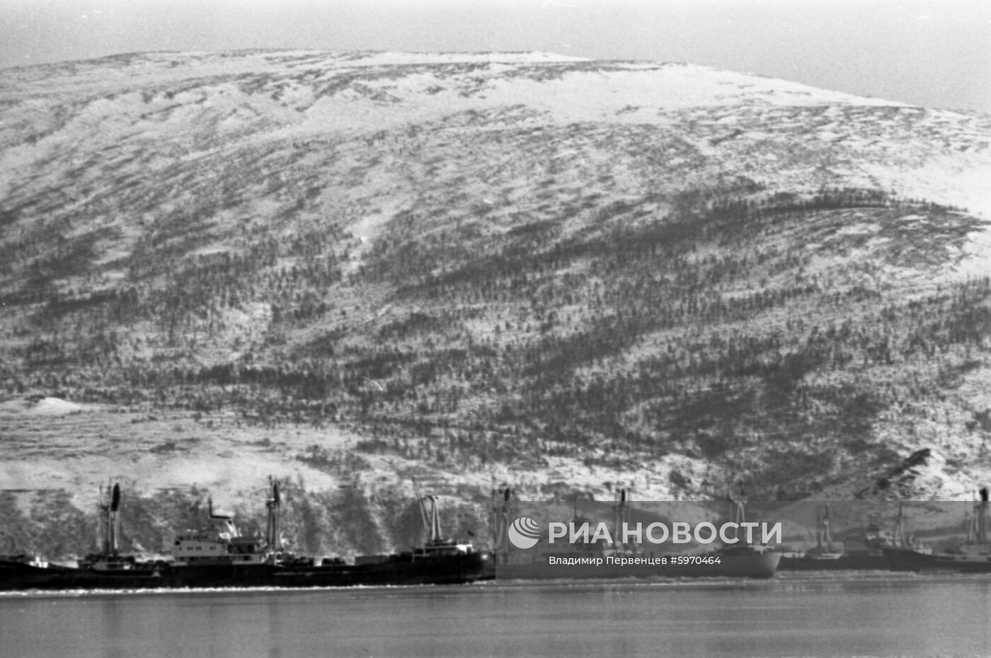 Морской торговый порт в Магадане