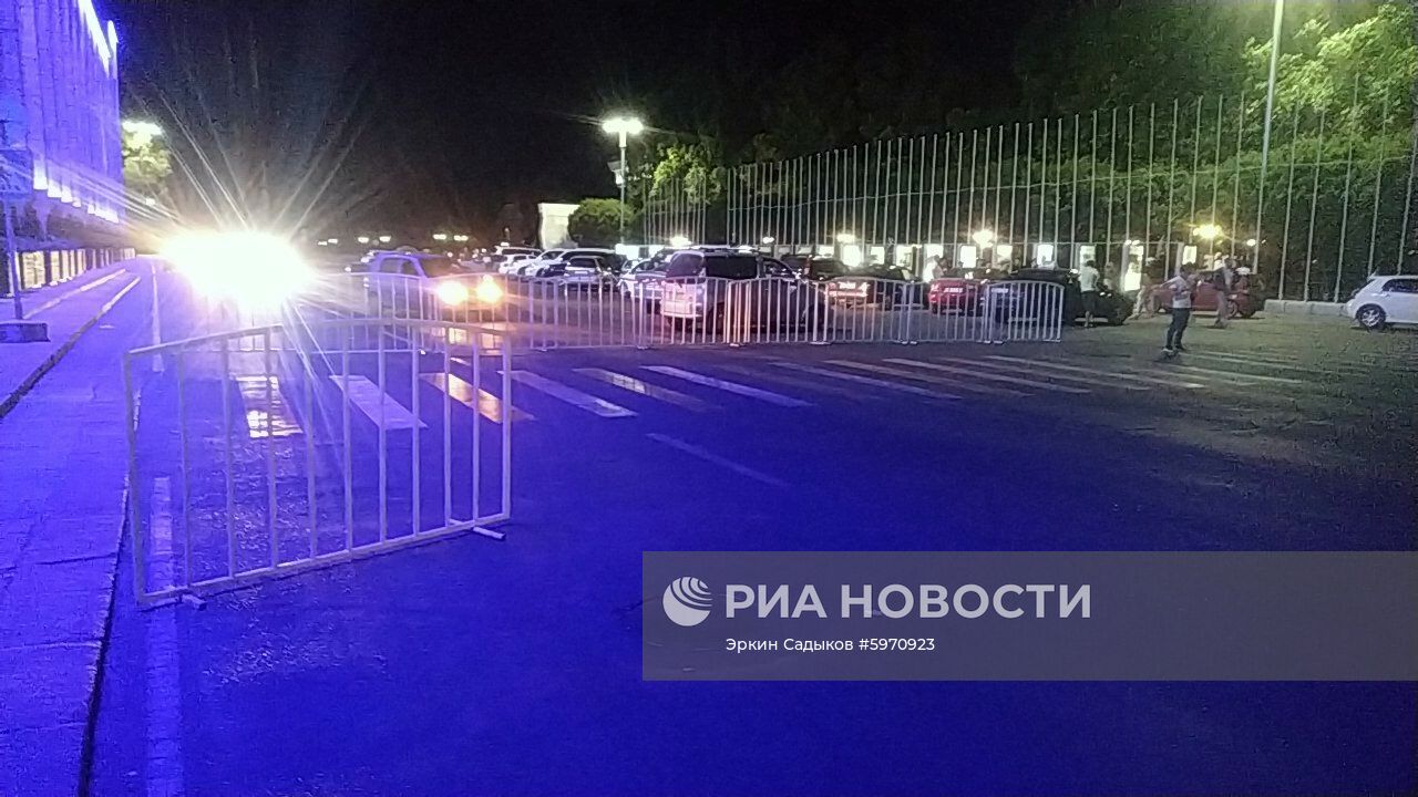Сторонники А. Атамбаева перекрыли площадь Ала-Тоо в Бишкеке