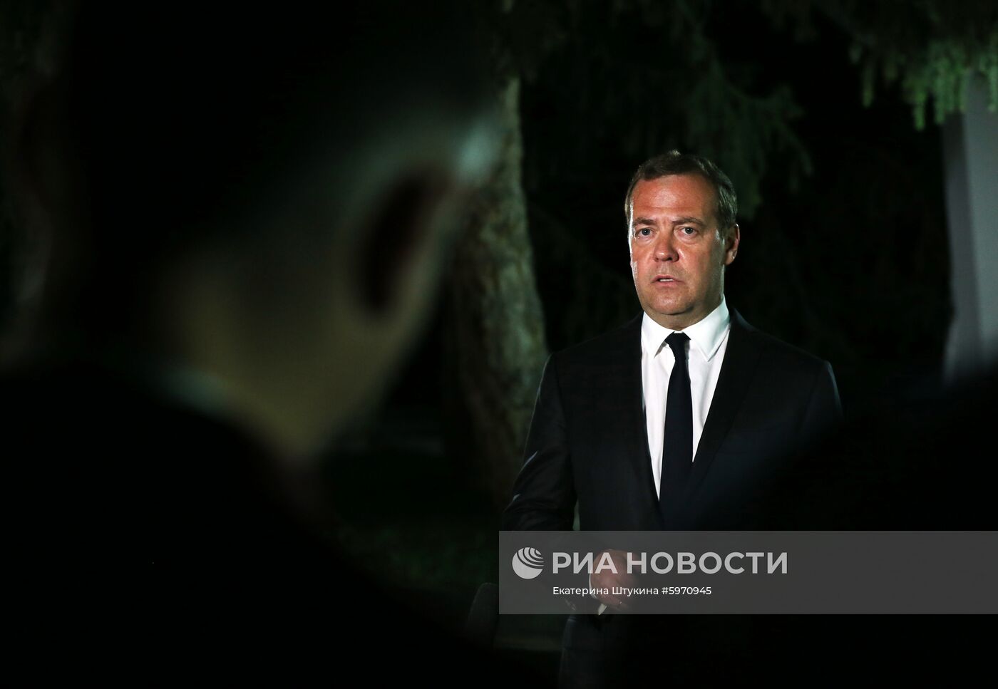 Премьер-министр РФ Дмитрий Медведев прибыл в Киргизию для участия во встрече глав правительств ЕАЭС