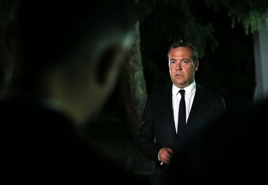 Премьер-министр РФ Дмитрий Медведев прибыл в Киргизию для участия во встрече глав правительств ЕАЭС