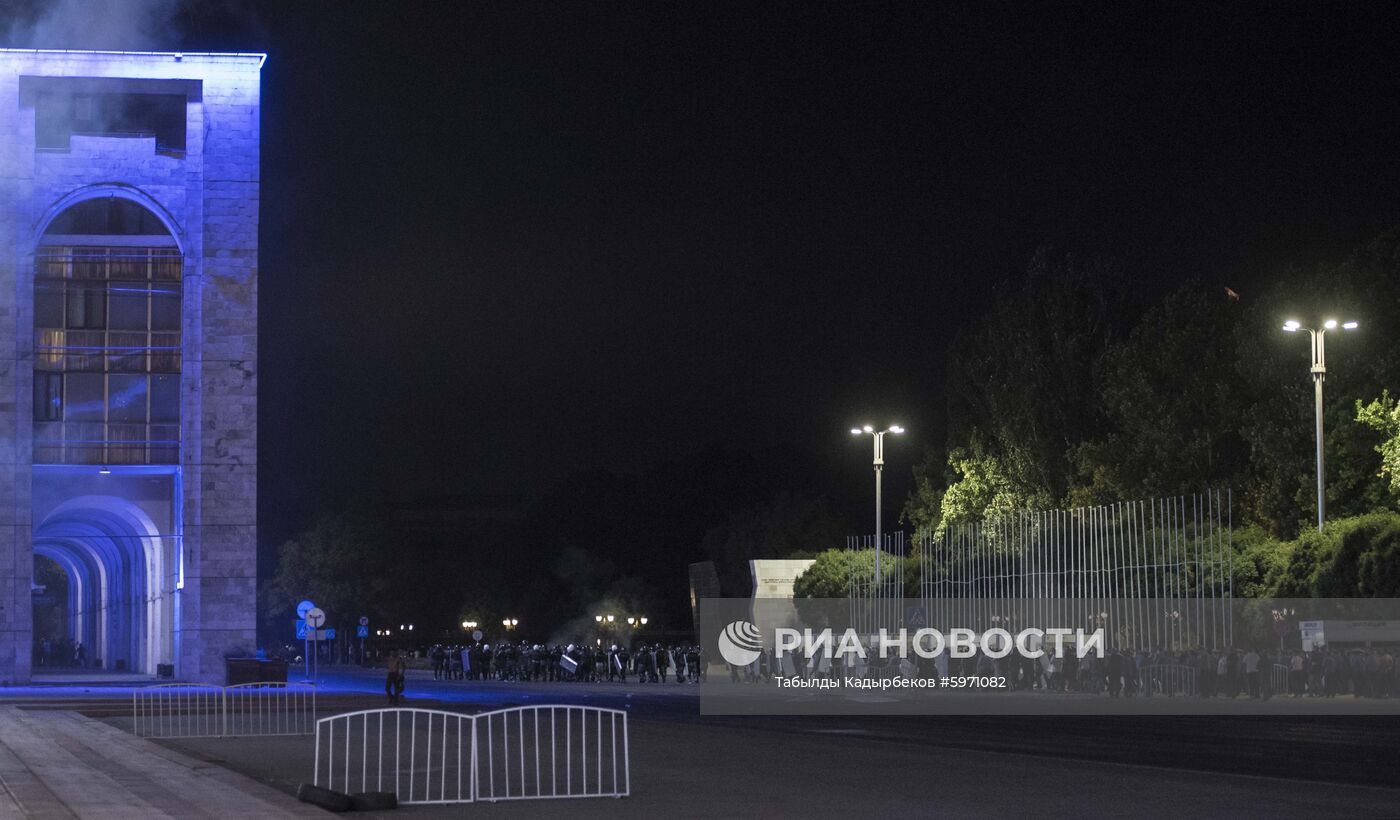 Сторонники А. Атамбаева перекрыли площадь Ала-Тоо в Бишкеке