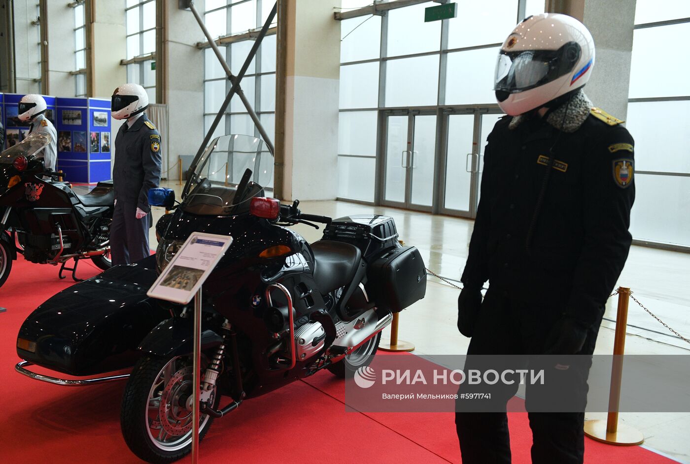 Выставка автомобилей и мотоциклов Гаража особого назначения