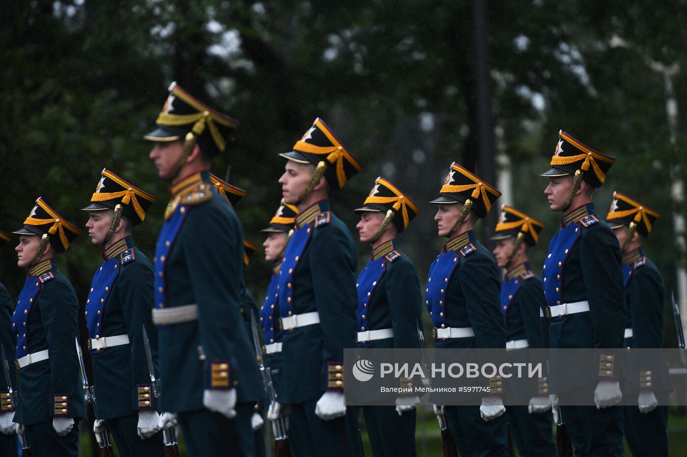 Церемония развода пеших и конных караулов Президентского полка