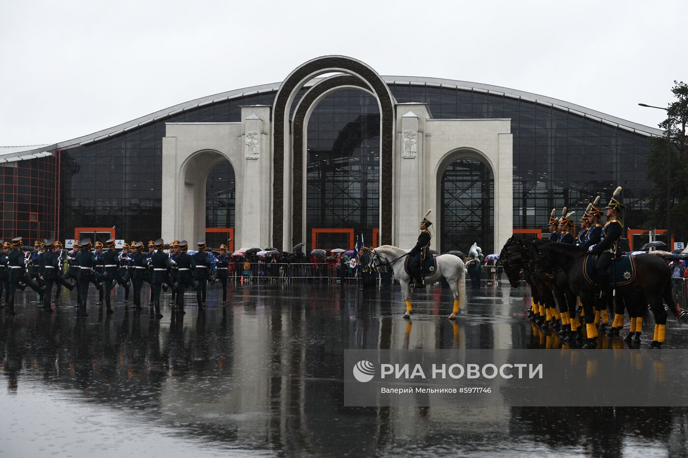 Церемония развода пеших и конных караулов Президентского полка