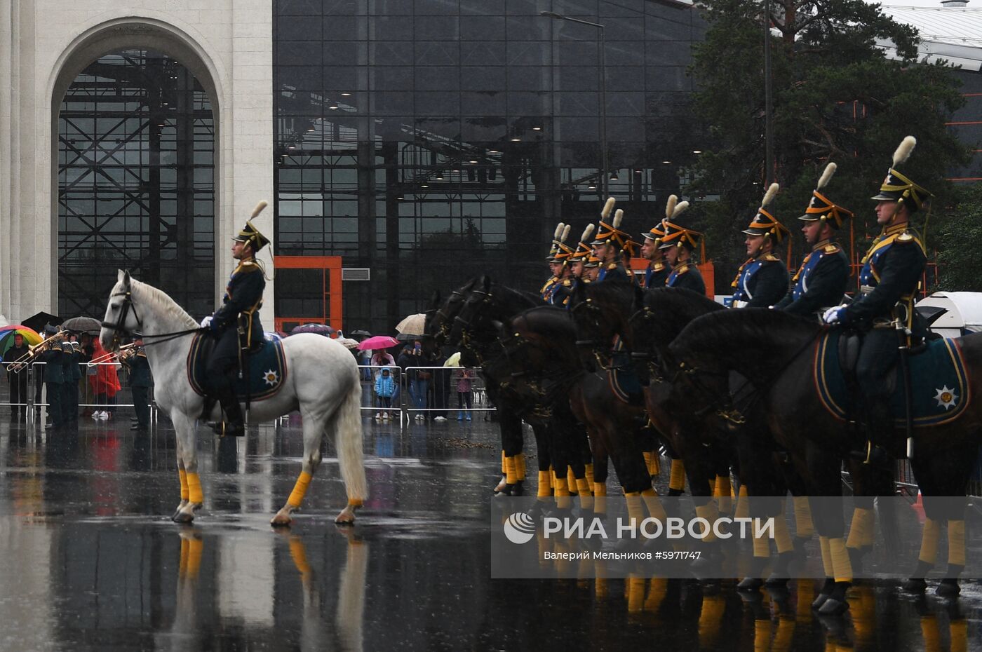 Церемония развода пеших и конных караулов Президентского полка