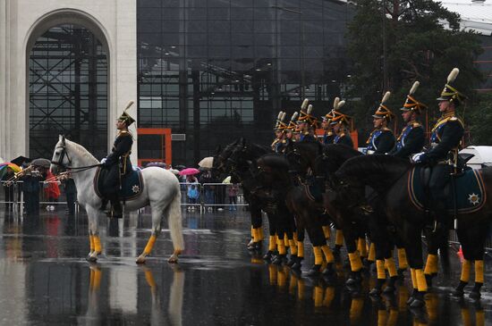 Церемония развода пеших и конных караулов Президентского полка