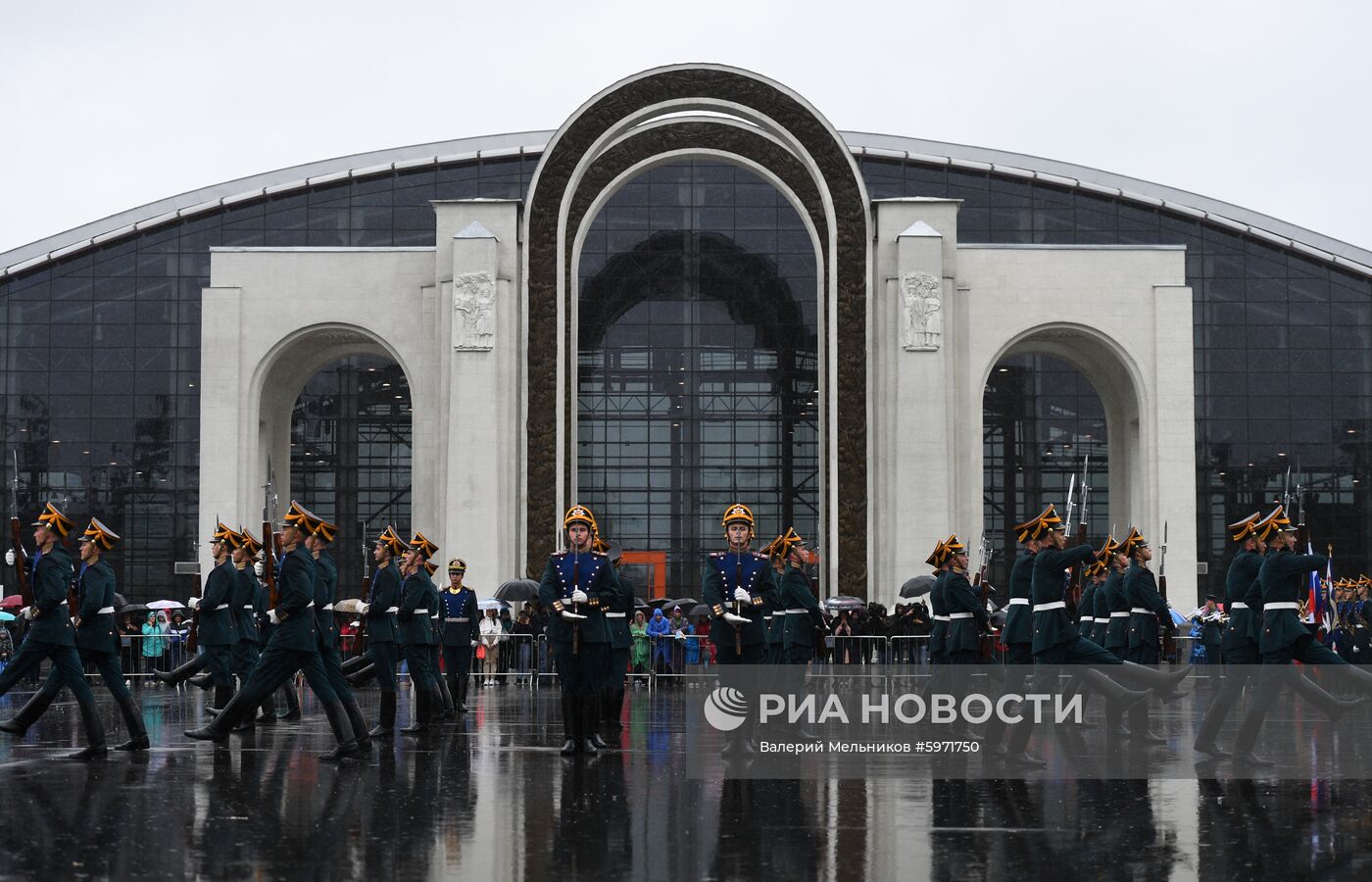 Церемония развода пеших и конных караулов Президентского полка