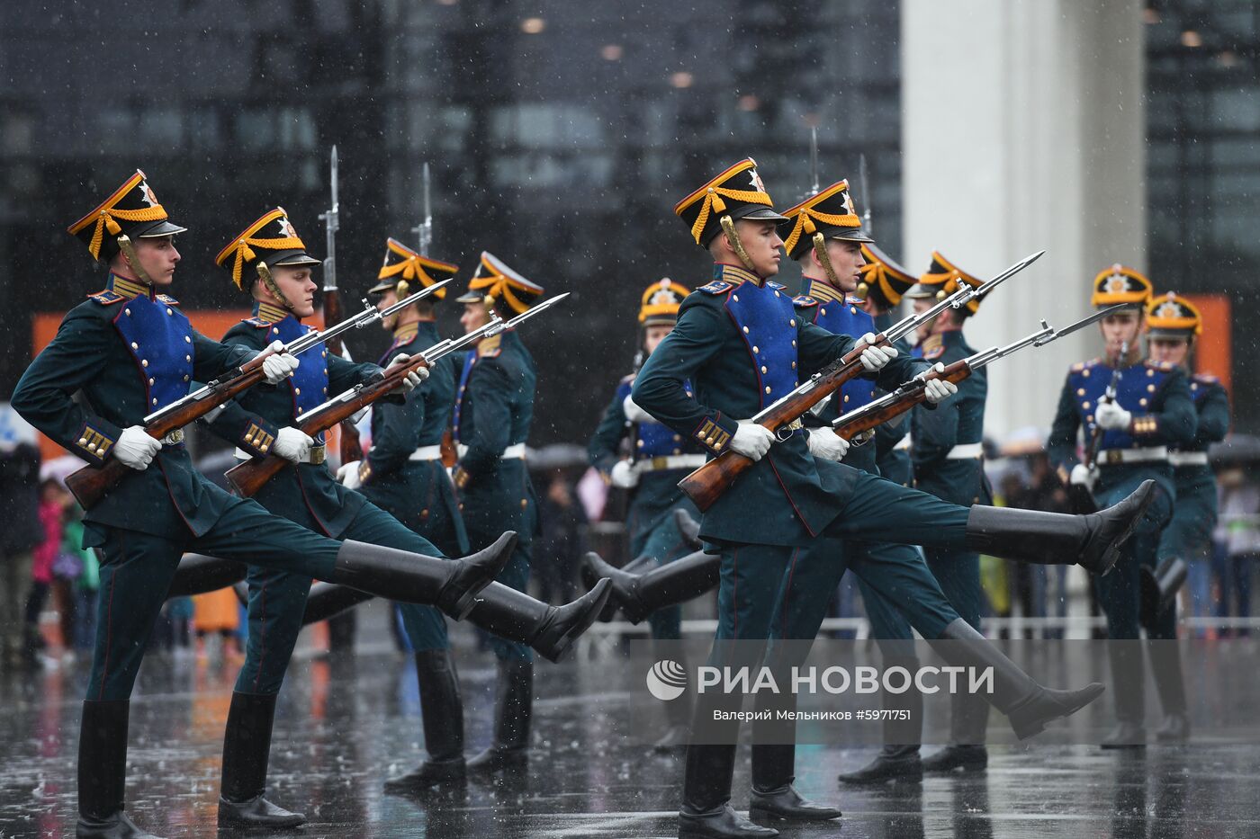 Церемония развода караулов президентского полка