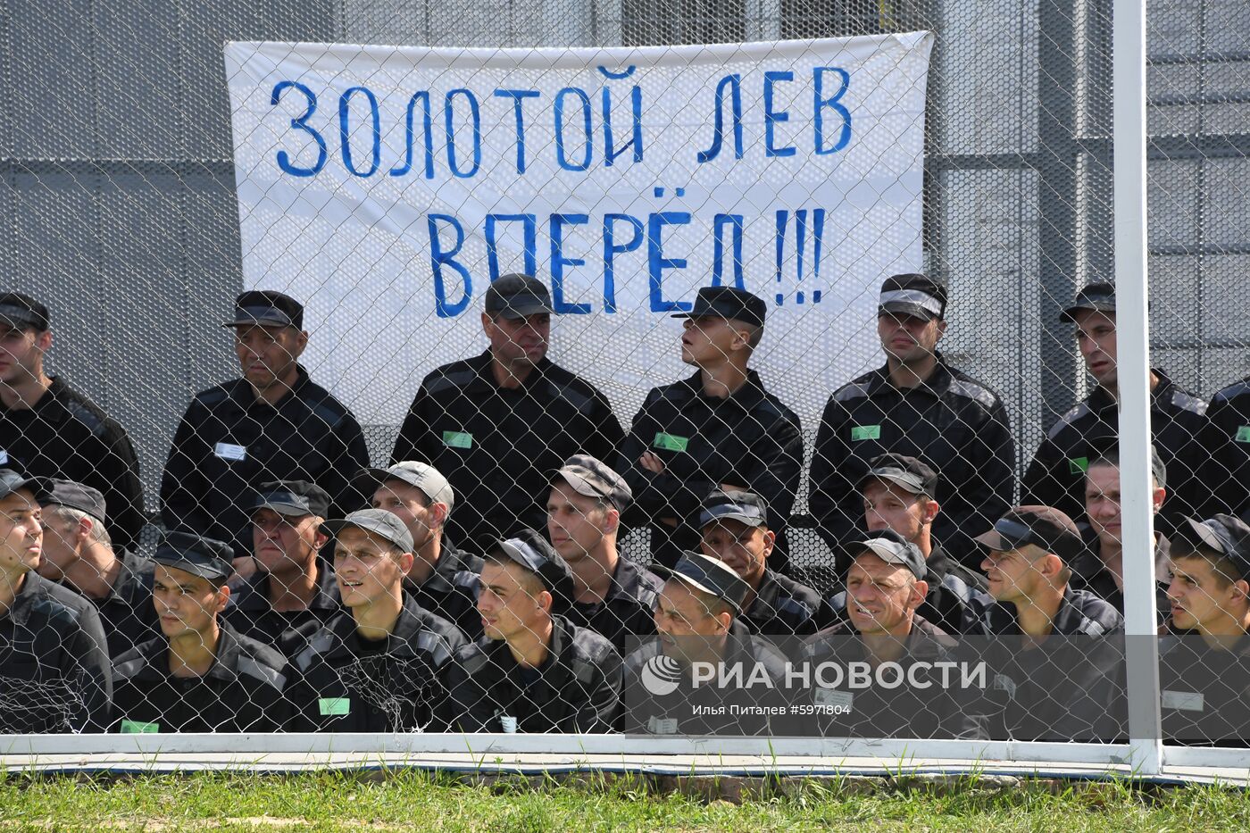 Футбольный матч с участием А. Кокорина и П. Мамаева в колонии