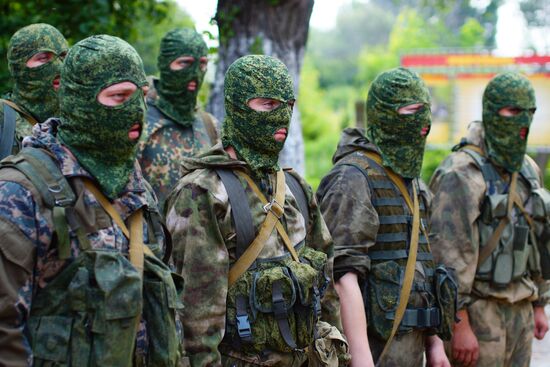 Сдача нормативов на получение оливковых беретов в ЛНР