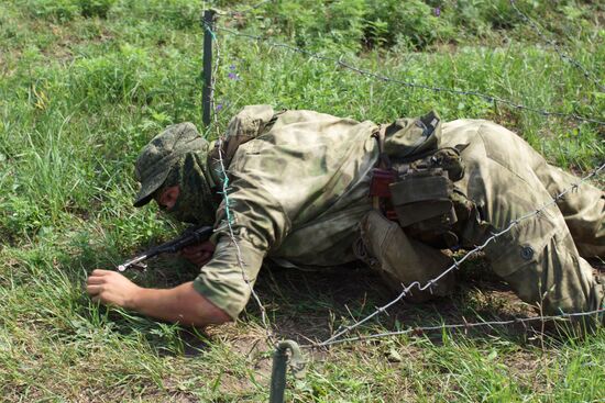 Сдача нормативов на получение оливковых беретов в ЛНР