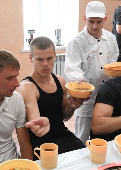 Футбольный матч с участием А.Кокорина и П. Мамаева в колонии