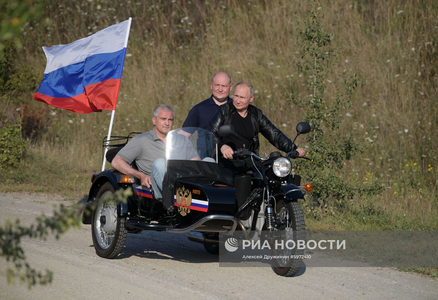 Президент РФ В. Путин посетил байк-шоу мотоклуба "Ночные волки" в Крыму