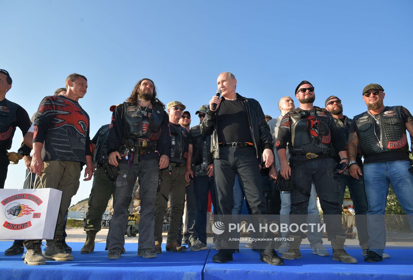 Президент РФ В. Путин посетил байк-шоу мотоклуба "Ночные волки" в Крыму