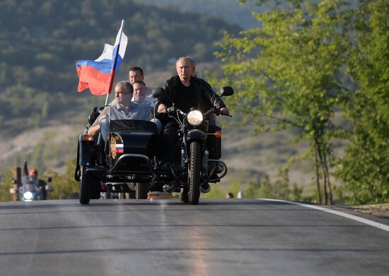 Президент РФ В. Путин посетил байк-шоу мотоклуба "Ночные волки" в Крыму