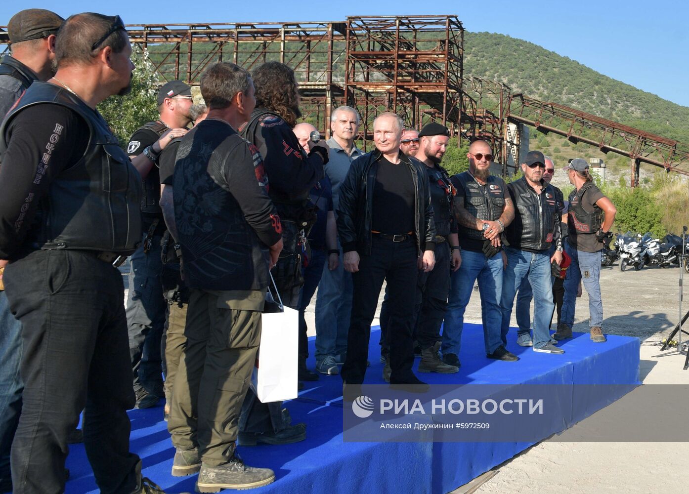 Президент РФ В. Путин посетил байк-шоу мотоклуба "Ночные волки" в Крыму