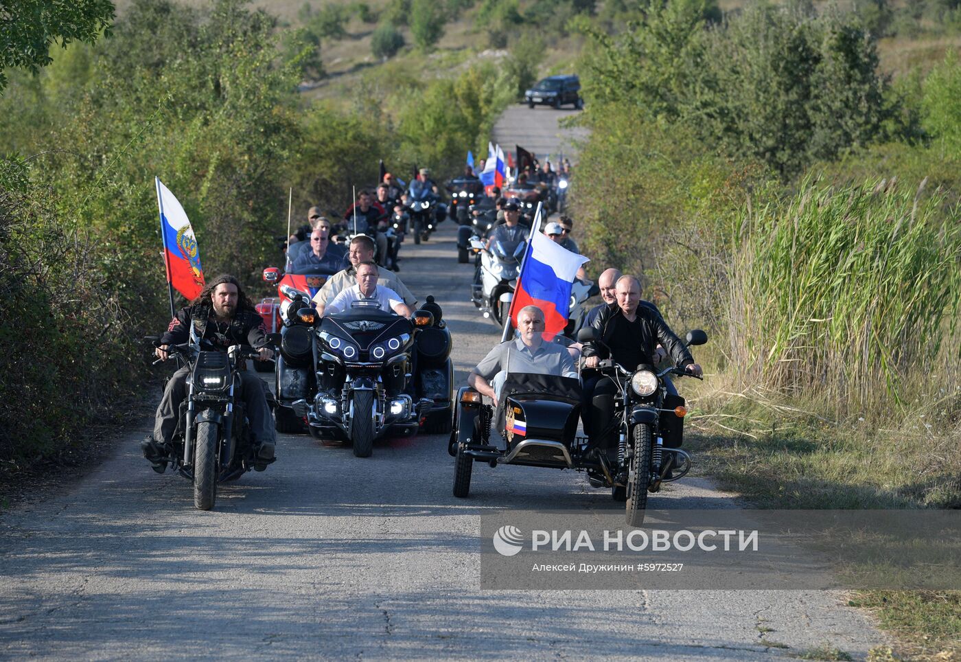 Президент РФ В. Путин посетил байк-шоу мотоклуба "Ночные волки" в Крыму