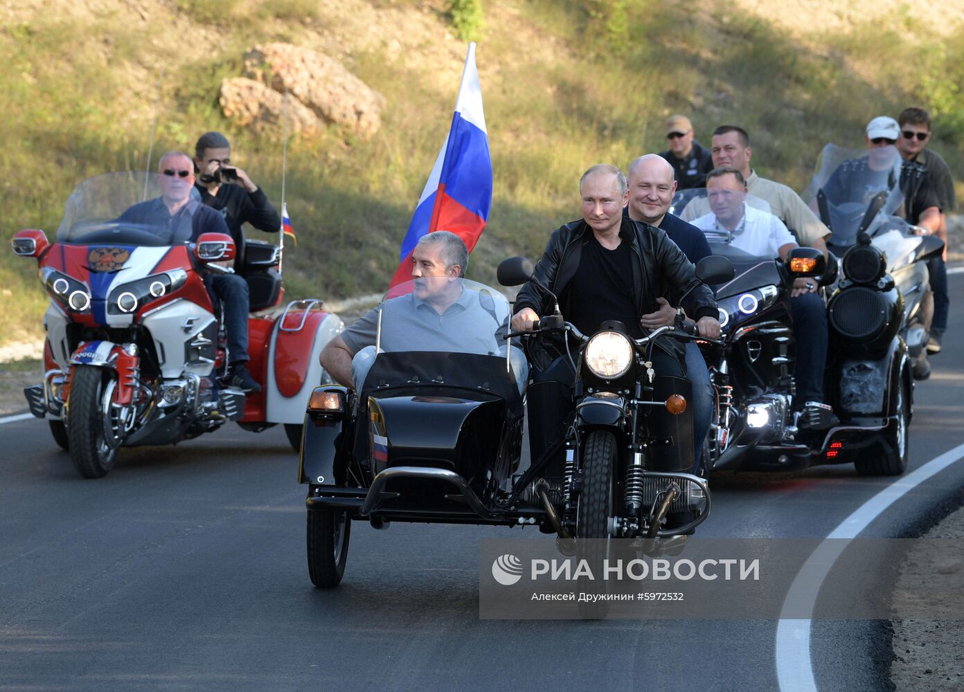 Президент РФ В. Путин посетил байк-шоу мотоклуба "Ночные волки" в Крыму