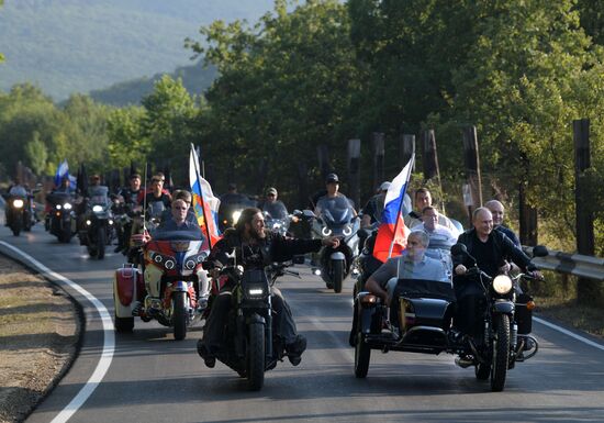 Президент РФ В. Путин посетил байк-шоу мотоклуба "Ночные волки" в Крыму