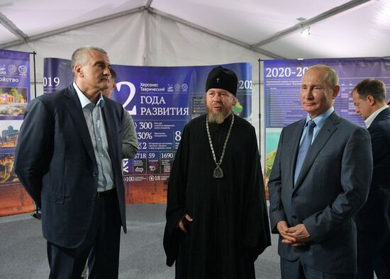 Президент РФ В. Путин посетил музей-заповедник "Херсонес Таврический"