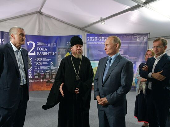 Президент РФ В. Путин посетил музей-заповедник "Херсонес Таврический"