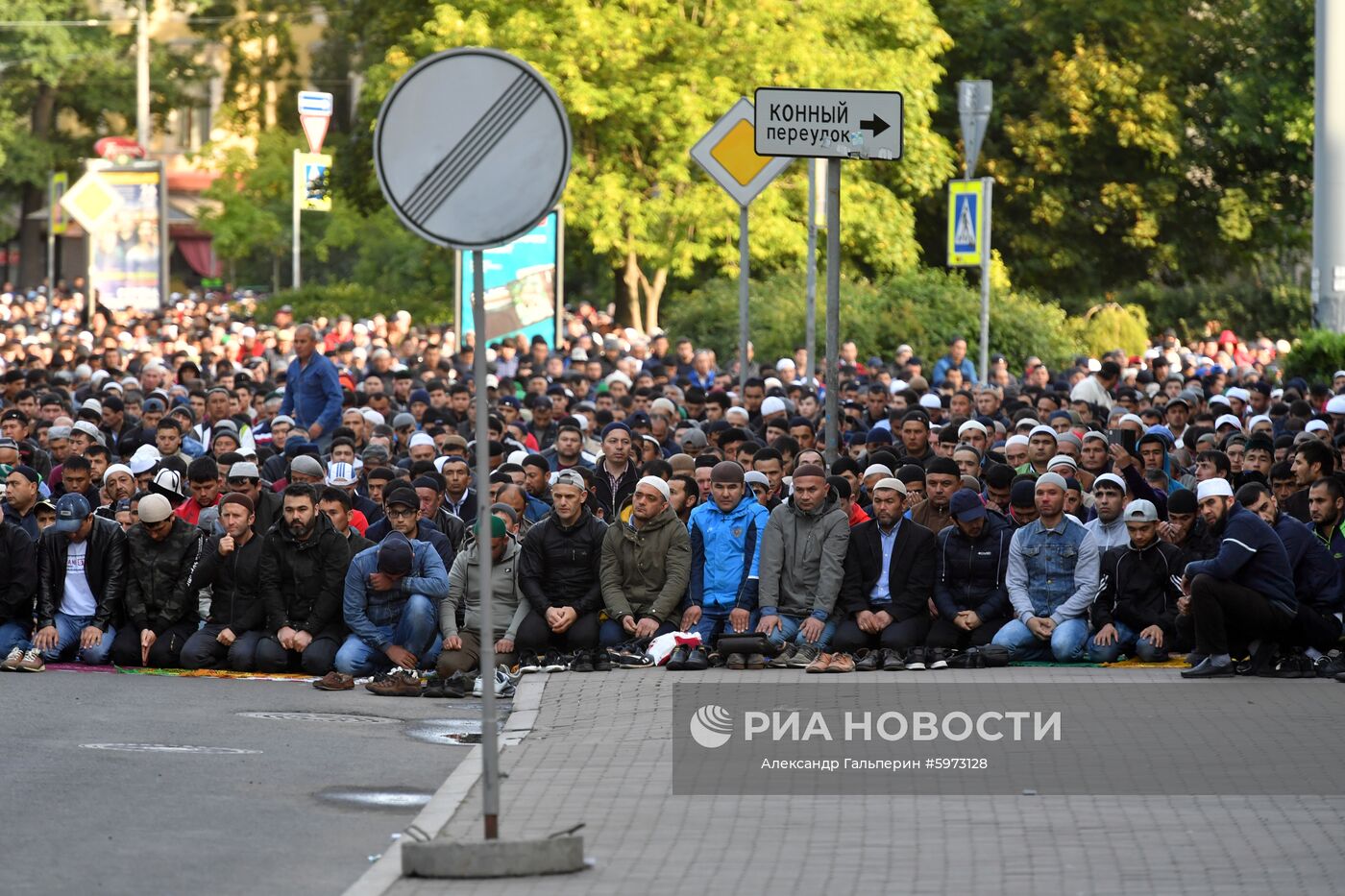 Верующие на богослужении в честь праздника Курбан-Байрам в Санкт-Петербурге. Место: Россия, Санкт-Петербург. Автор: Александр Гальперин/РИА Новости. Празднование Курбан-байрама в России
