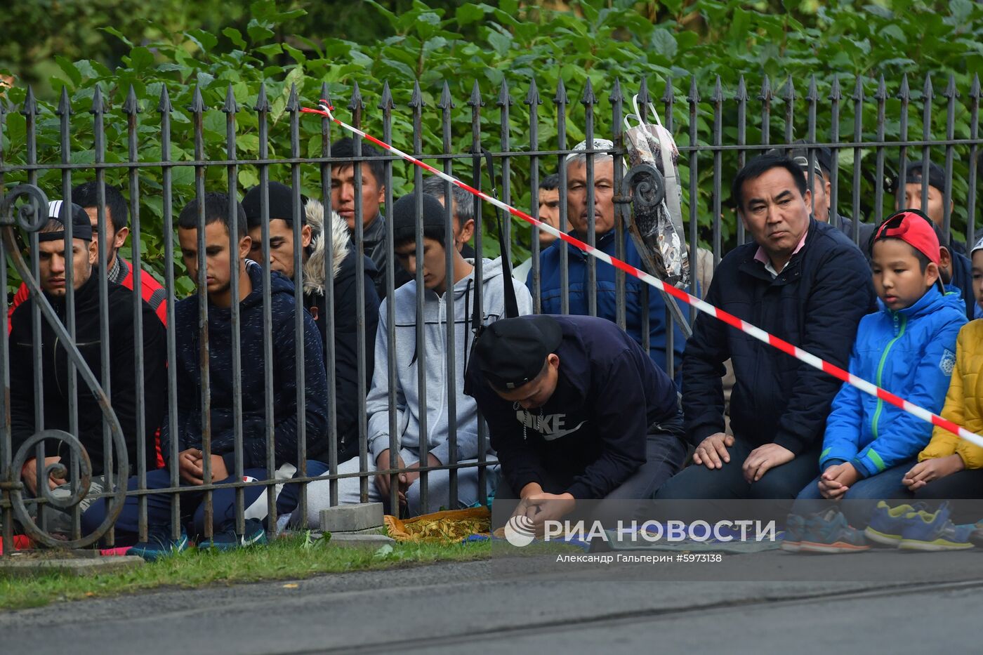 Верующие на богослужении в честь праздника Курбан-Байрам в Санкт-Петербурге. Место: Россия, Санкт-Петербург. Автор: Александр Гальперин/РИА Новости. Празднование Курбан-байрама в России