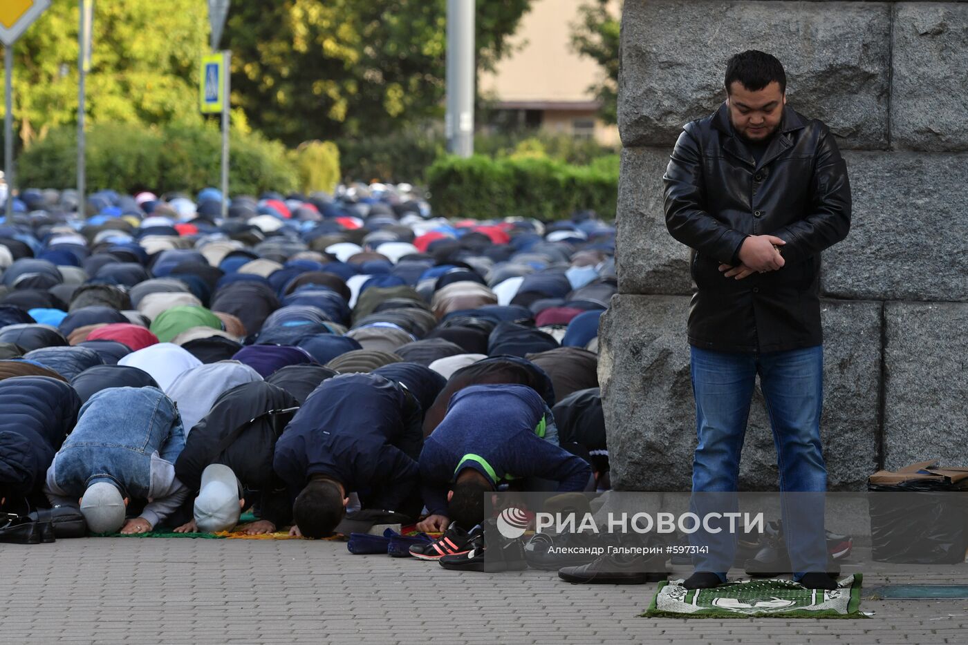 Верующие на богослужении в честь праздника Курбан-Байрам в Санкт-Петербурге. Место: Россия, Санкт-Петербург. Автор: Александр Гальперин/РИА Новости. Празднование Курбан-байрама в России