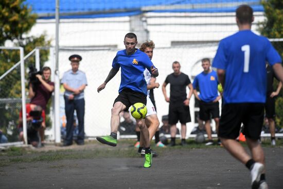 Футбольный матч с участием А. Кокорина и П. Мамаева в колонии