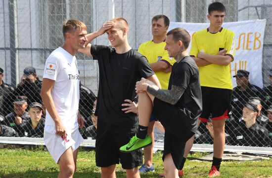 Футбольный матч с участием А. Кокорина и П. Мамаева в колонии