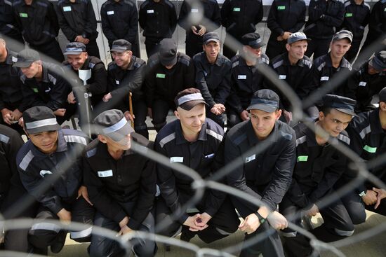 Футбольный матч с участием А. Кокорина и П. Мамаева в колонии