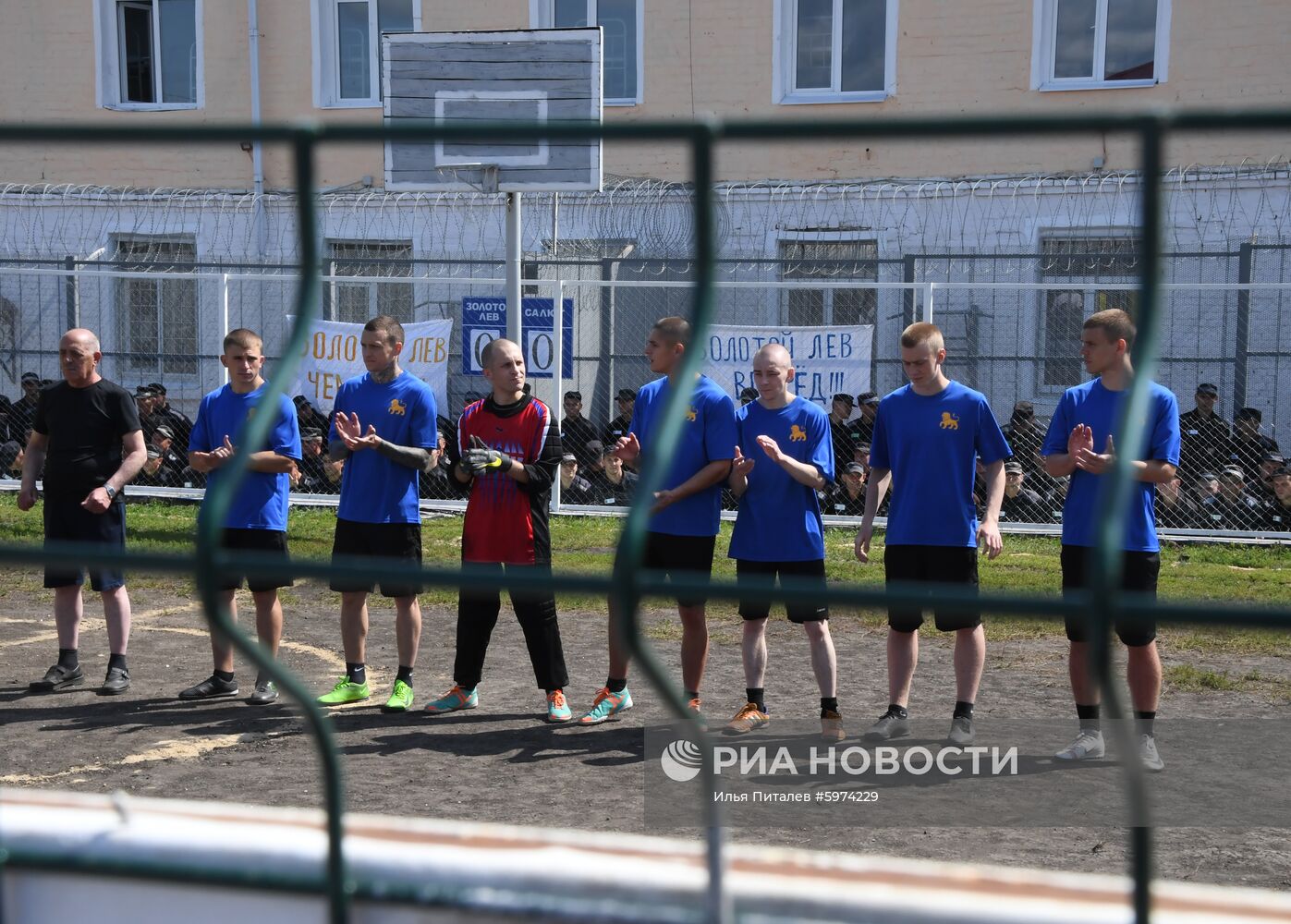 Футбольный матч с участием А. Кокорина и П. Мамаева в колонии