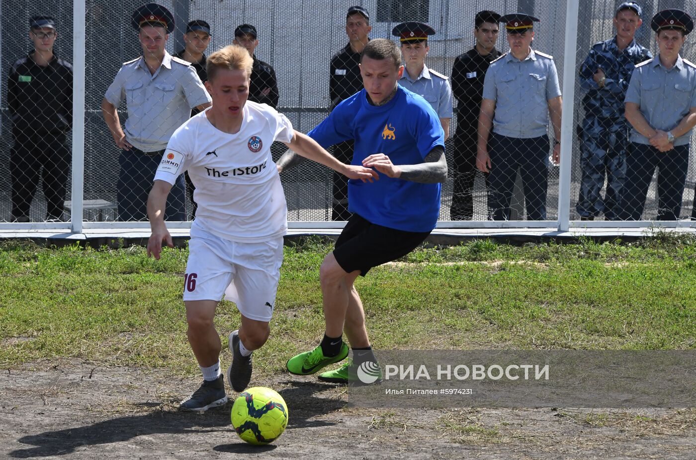 Футбольный матч с участием А. Кокорина и П. Мамаева в колонии