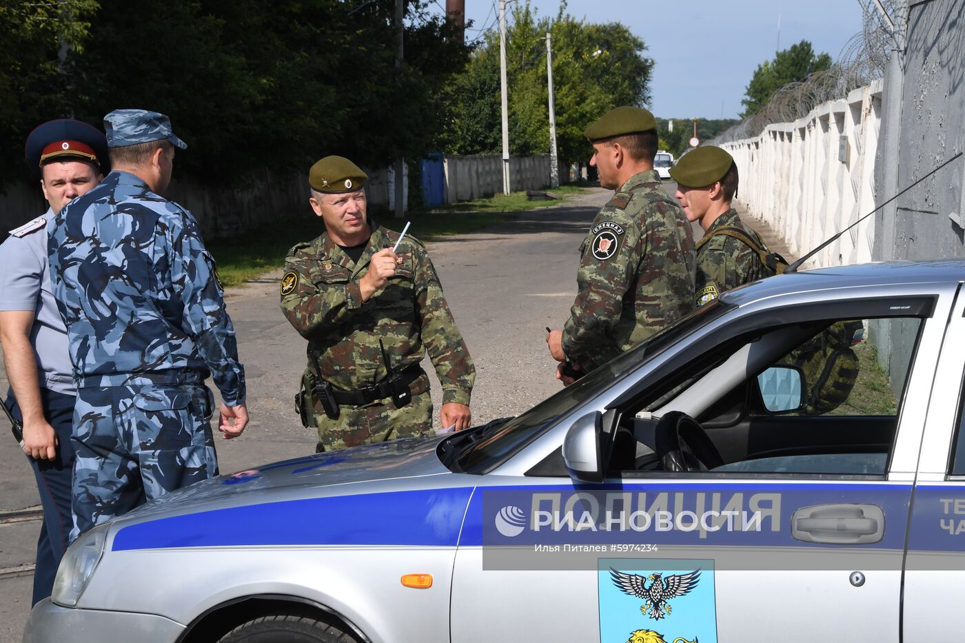 Футбольный матч с участием А. Кокорина и П. Мамаева в колонии