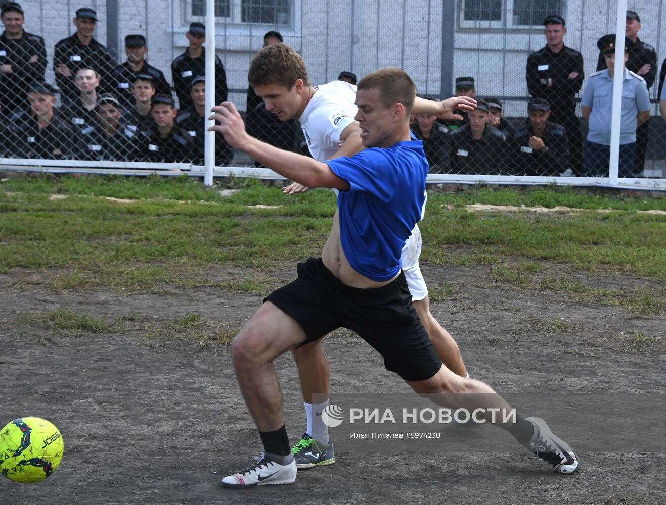 Футбольный матч с участием А. Кокорина и П. Мамаева в колонии