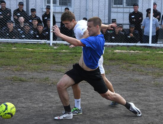 Футбольный матч с участием А. Кокорина и П. Мамаева в колонии