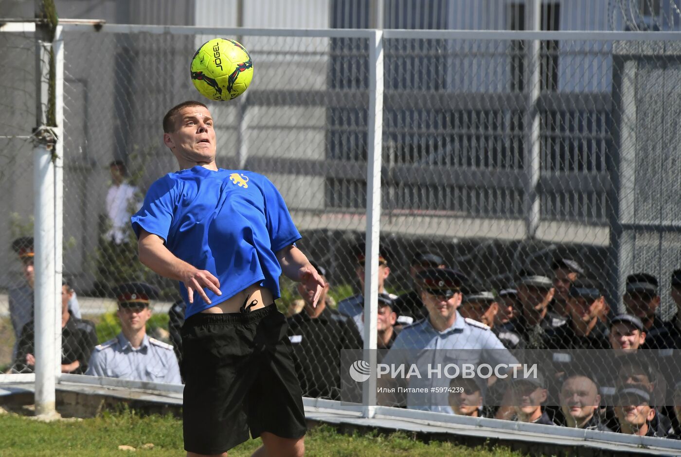 Футбольный матч с участием А. Кокорина и П. Мамаева в колонии