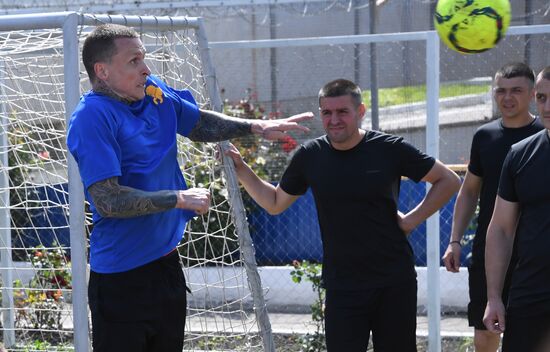 Футбольный матч с участием А. Кокорина и П. Мамаева в колонии