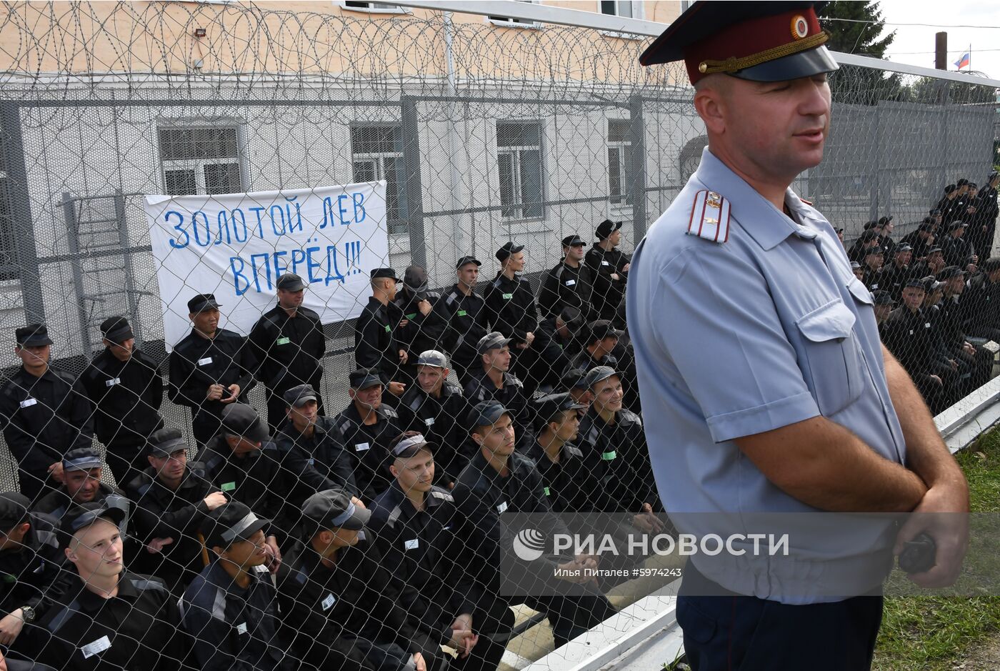 Футбольный матч с участием А. Кокорина и П. Мамаева в колонии