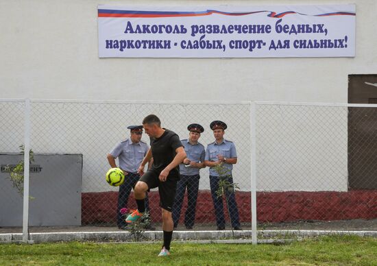 Футбольный матч с участием А. Кокорина и П. Мамаева в колонии