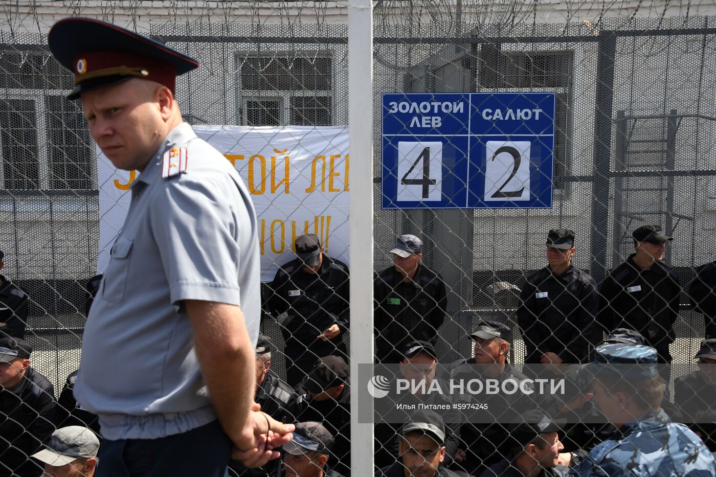 Футбольный матч с участием А. Кокорина и П. Мамаева в колонии