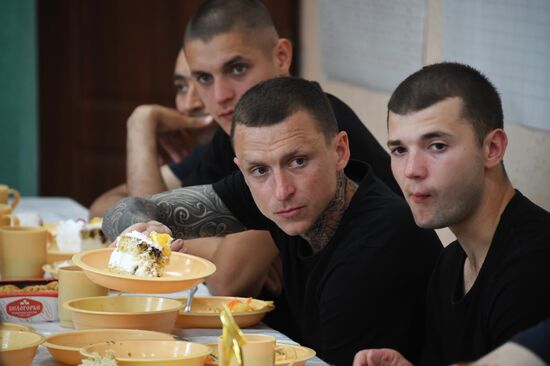 Футбольный матч с участием А. Кокорина и П. Мамаева в колонии