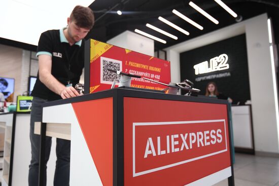 Брендированные витрины с товарами AliExpress в салонах Tele2