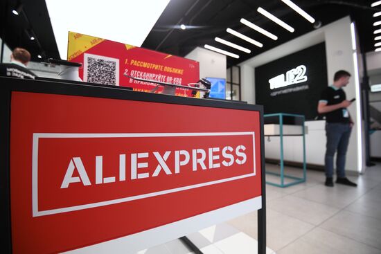 Брендированные витрины с товарами AliExpress в салонах Tele2