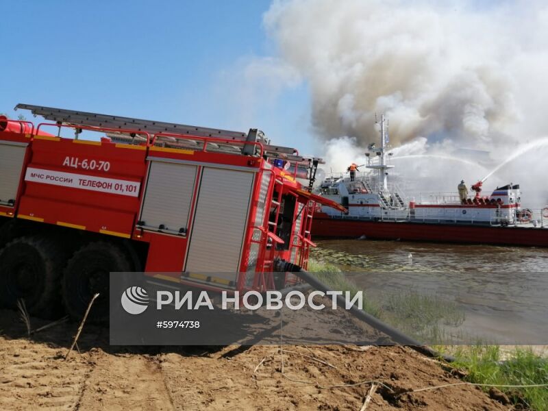 Пожар на теплоходе "Святая Русь" в Нижегородской области