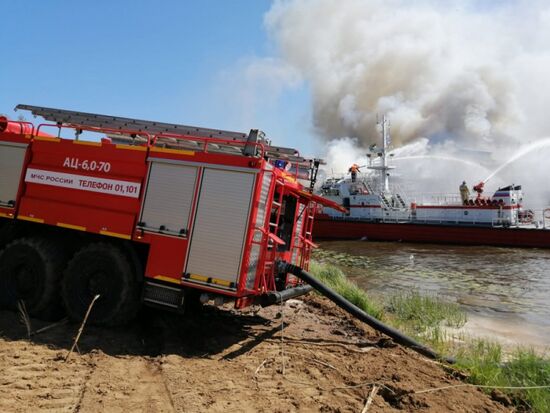 Пожар на теплоходе "Святая Русь" в Нижегородской области