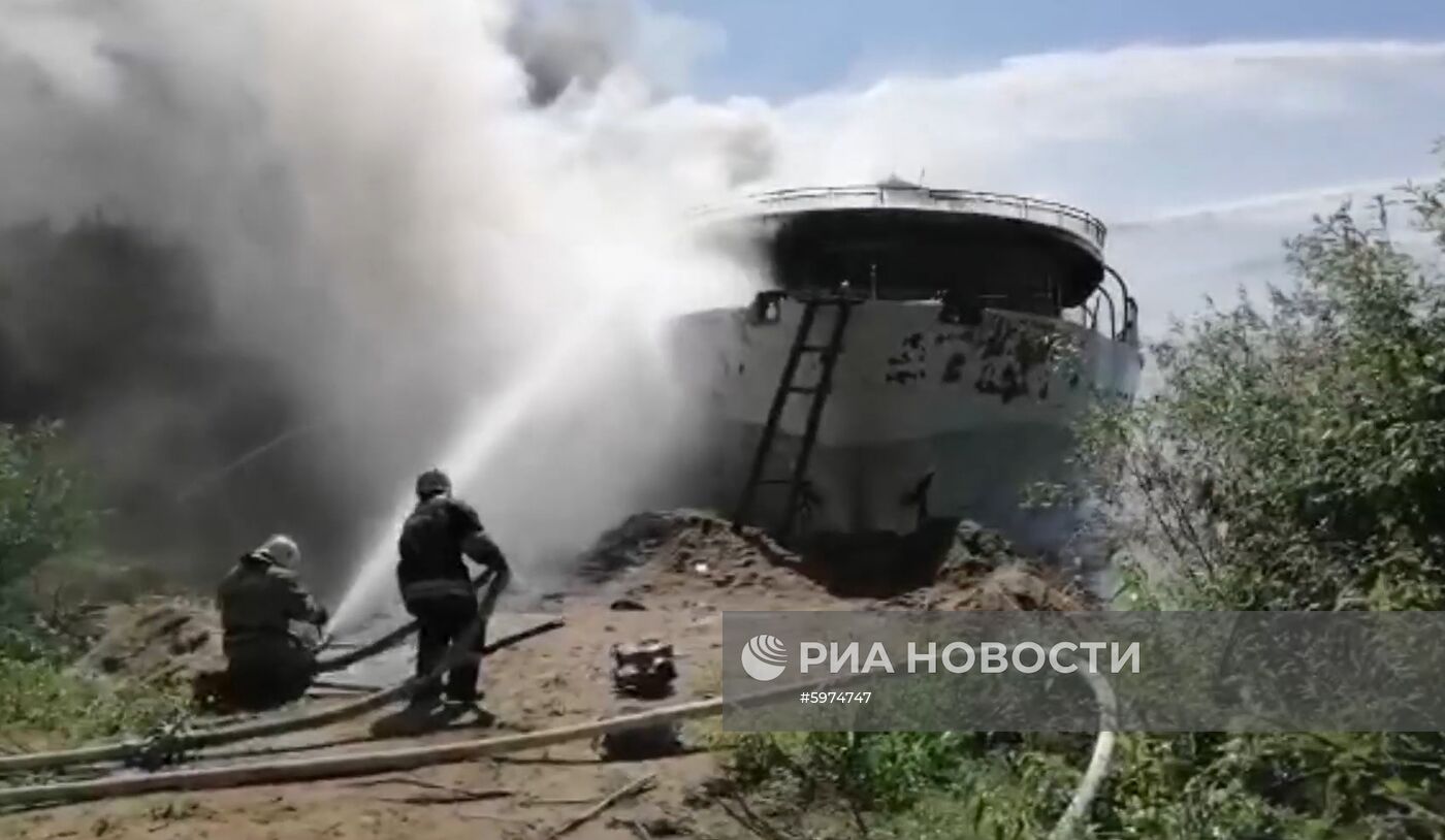 Пожар на теплоходе "Святая Русь" в Нижегородской области