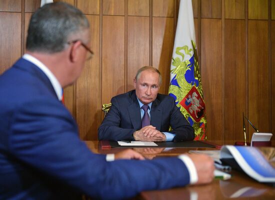 Президент РФ В. Путин встретился с подрядчиками строительства трассы "Таврида" в Крыму