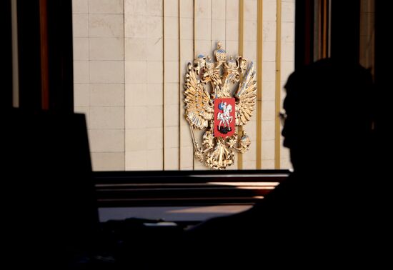 Государственный герб России установили на здании парламента Крыма