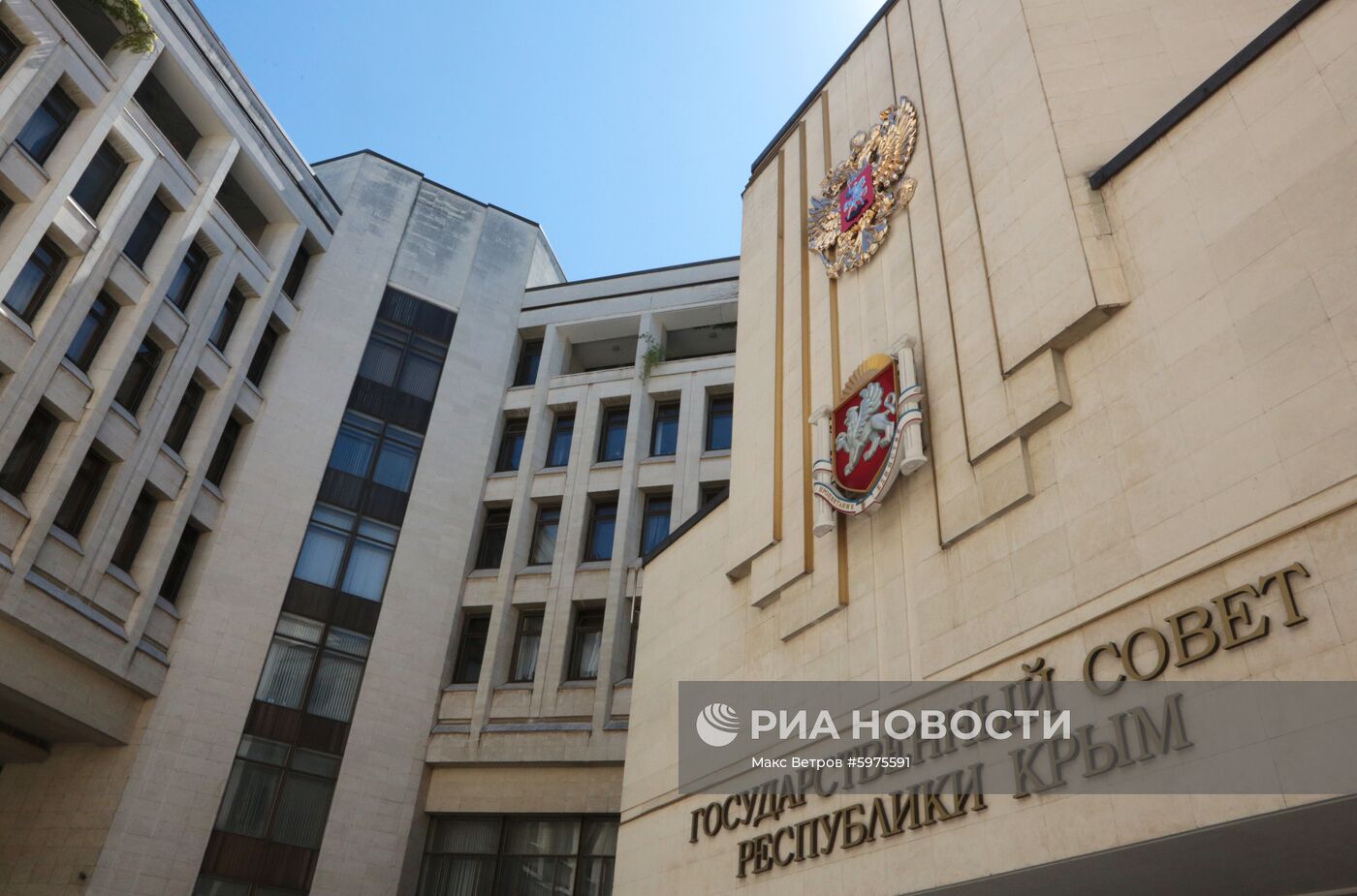 Государственный герб России установили на здании парламента Крыма